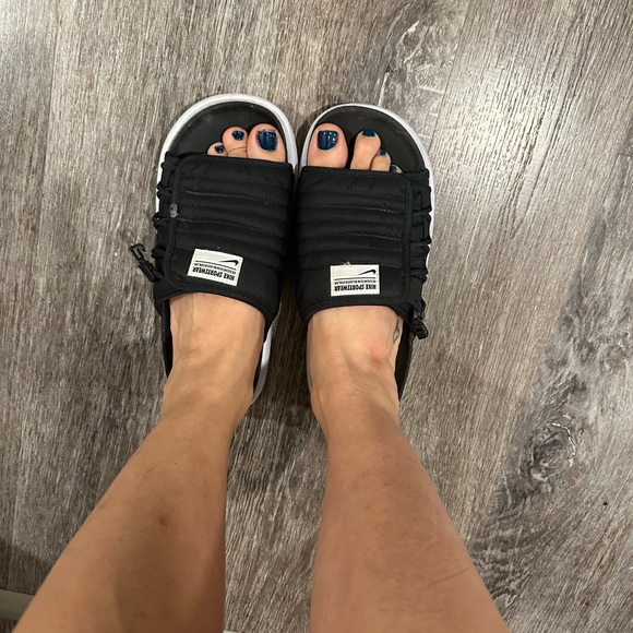 Nike Asuna 2
Men's Slides (women size 9) - Picture 2 of 7